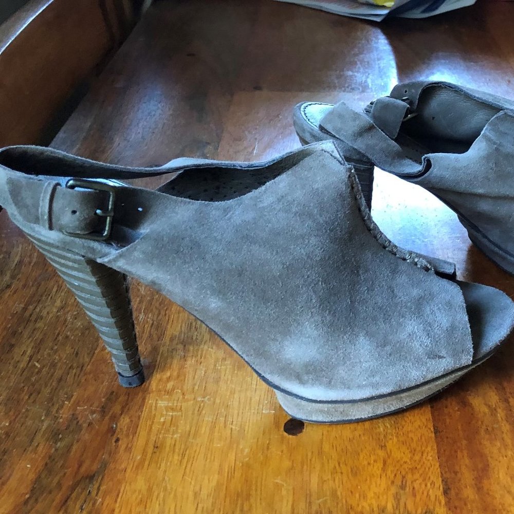 B. Makowsky Taupe Bmisla Suede Pumps - Size 8.5M